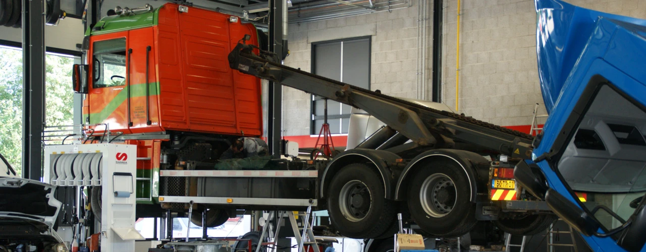 truck-and-trailerservice-1-2560